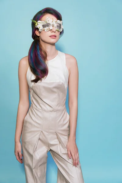 Renk dalgalı saç modeli ile olağandışı güneş gözlüğü güzellik komik model kadın. Deri, parlak dudak makyaj moda parlak fosforlu kalem — Stok fotoğraf