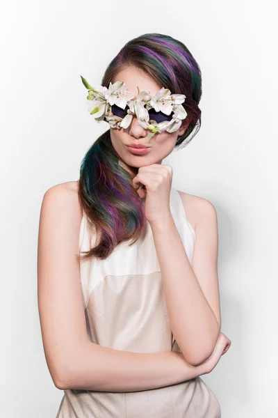 Renk dalgalı saç modeli ile olağandışı güneş gözlüğü güzellik komik model kadın. Deri, parlak dudak makyaj moda parlak fosforlu kalem — Stok fotoğraf