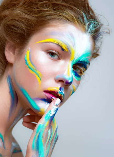 Cara de mujer hermosa pintada, maquillaje artístico —  Fotos de Stock