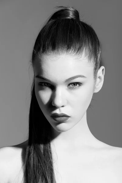 Ομορφιά μοντέλο πορτρέτο γυναίκα με το υγρό μακιγιάζ και χτένισμα ισχυρή. Μόδα λαμπερά highlighter στο δέρμα, γυαλιστερό χείλη make-up και φυσικά μαύρα φρύδια γραμμές — Φωτογραφία Αρχείου