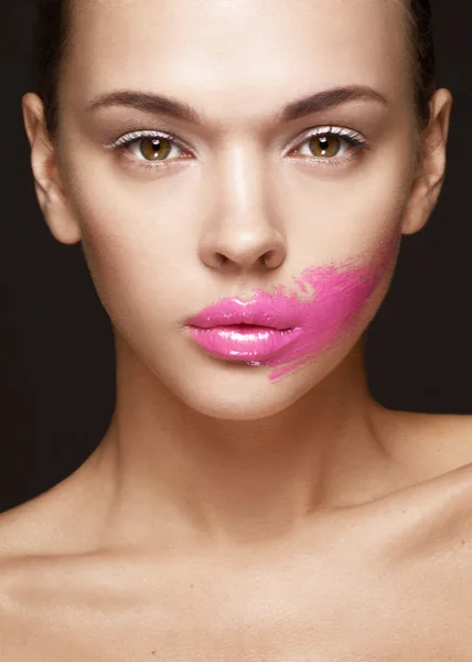 Vrouw met uitstrijkje lippenstift — Stockfoto