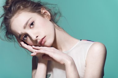 Güzel kadın taze günlük makyaj ve komik dalgalı saç modeliyle Glamour portresi.