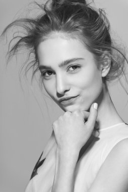 Güzel kadın taze günlük makyaj ve komik dalgalı saç modeliyle Glamour portresi.