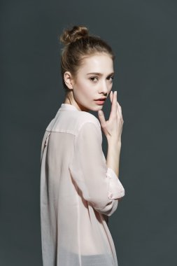 Güzel kadın taze günlük makyaj ve komik dalgalı saç modeliyle Glamour portresi.