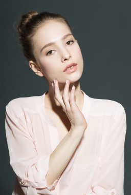 Güzel kadın taze günlük makyaj ve komik dalgalı saç modeliyle Glamour portresi.