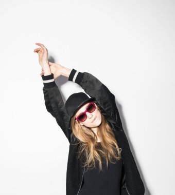 hippi kız beyaz arka plan üzerinde poz