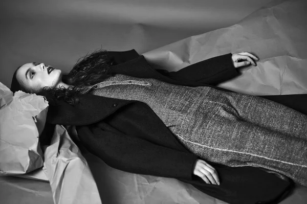Μόδα μοντέλο γυναίκα παλτό και καπέλο αστικού στυλ στάση σε φόντο χρώμα στο στούντιο — Φωτογραφία Αρχείου