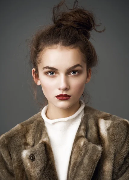 Moda mujer en marrón abrigo de piel pose —  Fotos de Stock