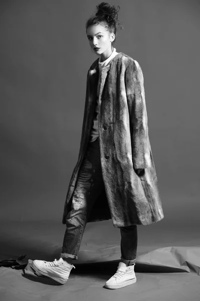 Moda kadın kahverengi kürk paltolu poz — Stok fotoğraf