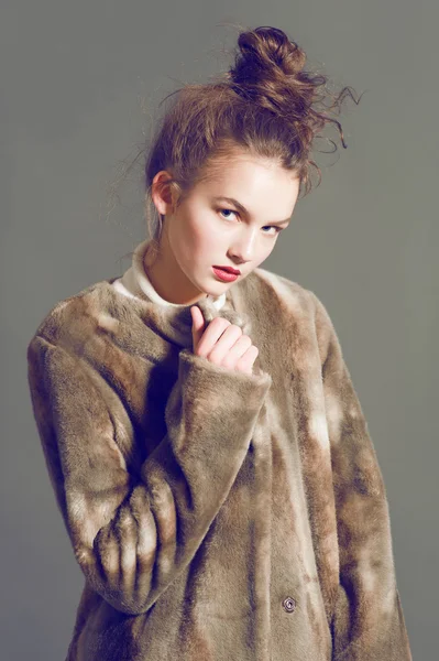 Modefrau in braunem Pelzmantel posiert — Stockfoto
