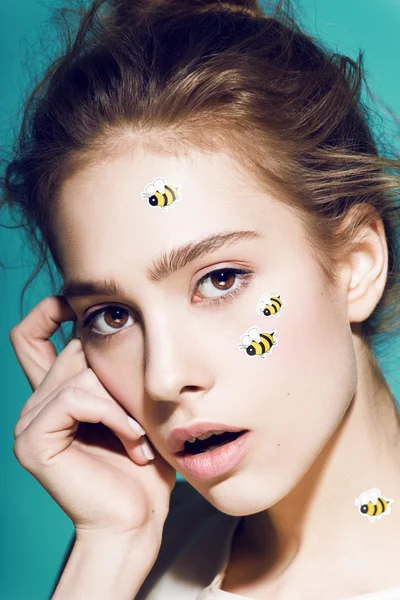 Witzige Make-up professionellen Stil für Yong-Mode-Modell. Aufkleber auf dem Gesicht. — Stockfoto