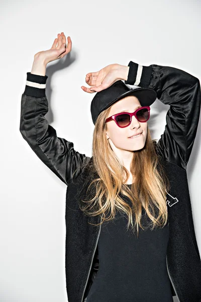 hippi kız beyaz arka plan üzerinde poz