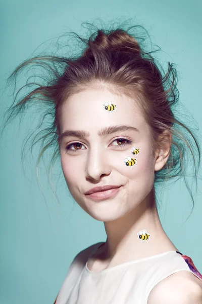 Divertente make-up stile professionale per modello di moda yong. Adesivo sul viso . — Foto Stock