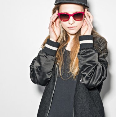 hippi kız beyaz arka plan üzerinde poz