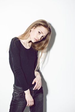 hippi kız beyaz arka plan üzerinde poz