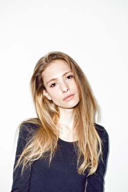 hippi kız beyaz arka plan üzerinde poz