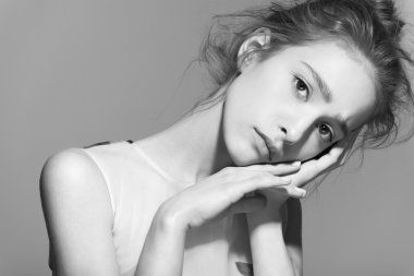 Güzel kadın taze günlük makyaj ve komik dalgalı saç modeliyle Glamour portresi.