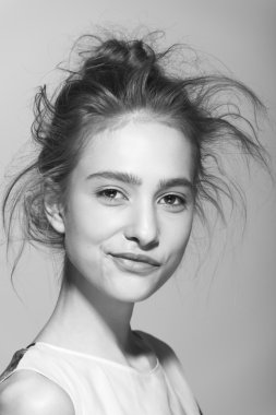 Güzel kadın taze günlük makyaj ve komik dalgalı saç modeliyle Glamour portresi.