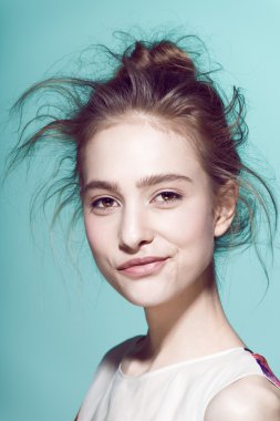 Güzel kadın taze günlük makyaj ve komik dalgalı saç modeliyle Glamour portresi.