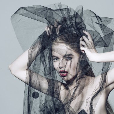 Siyah peçe altında güzel kadın moda