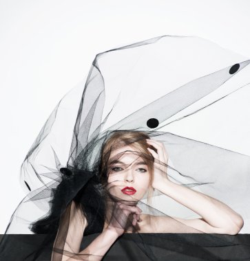 Siyah peçe altında güzel kadın moda