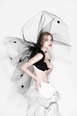 Siyah peçe altında güzel kadın moda