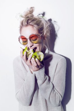 komik surat delirmek portre neşeli sarışın hippi kız