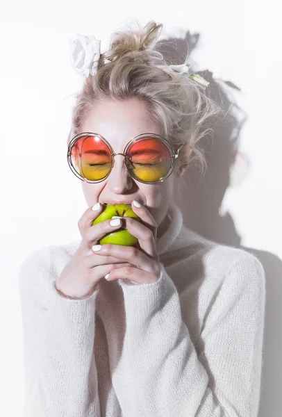 Komik surat delirmek portre neşeli sarışın hippi kız — Stok fotoğraf