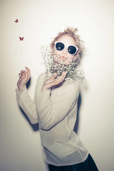 Arte moda donna ritratto. Occhiali da sole Hippi fiori per capelli sul viso — Foto Stock