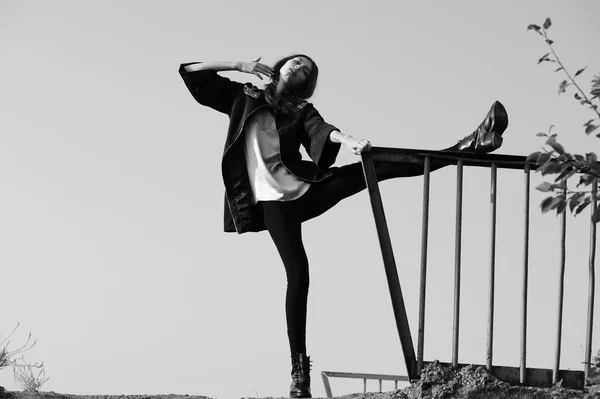 Modelo de moda mujer ejecutar en vestido negro. Fondo de naturaleza . —  Fotos de Stock