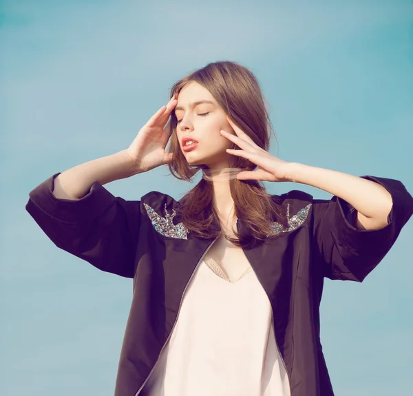 Jovem menina natureza fundo — Fotografia de Stock