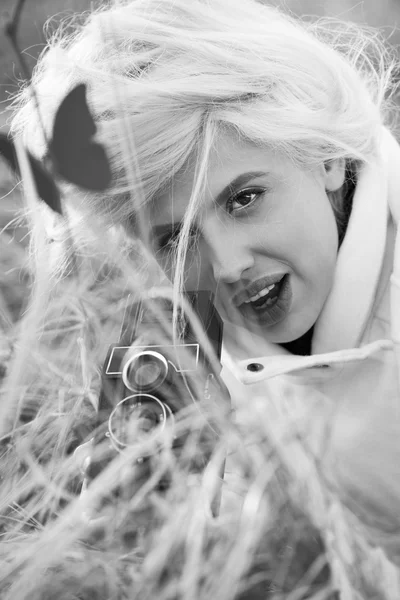 Blonde stijlvolle vrouw fotograaf houden retro camera in handen — Stockfoto
