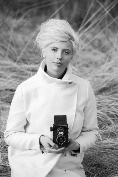 Loira fotógrafo mulher elegante manter câmera retro nas mãos — Fotografia de Stock