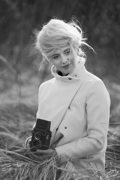 Blonda elegant femeie fotograf păstra camera retro în mâini — Fotografie, imagine de stoc