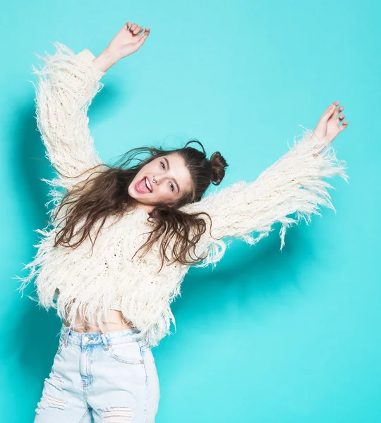 Retrato de moda alegre hipster chica volviéndose loco haciendo cara divertida y bailando. Fondo de color azul . — Foto de Stock