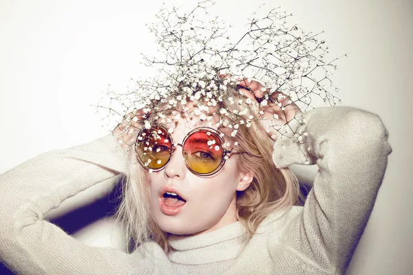 Ritratto della donna di modo. Occhiali da sole Hippi fiori per capelli sul viso — Foto Stock