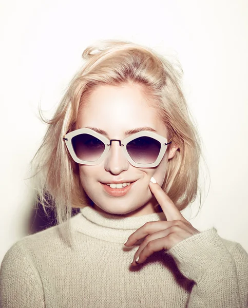 Mode-Frauenporträt. Sonnenbrille Hippi Haar Blumen im Gesicht — Stockfoto