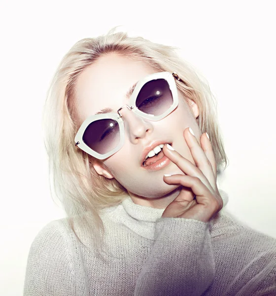 Mode-Frauenporträt. Sonnenbrille Hippi Haar Blumen im Gesicht — Stockfoto