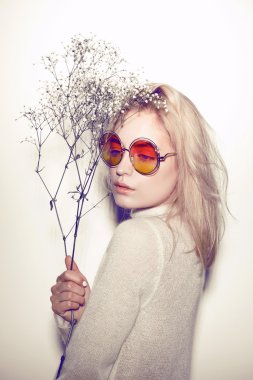 moda kadın portre. Yüzündeki güneş gözlüğü Hippi saç çiçekleri
