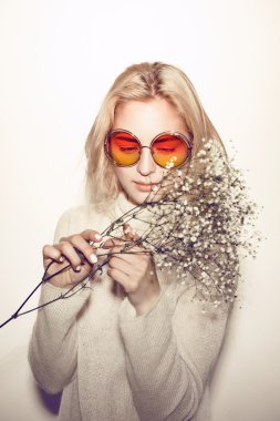 moda kadın portre. Yüzündeki güneş gözlüğü Hippi saç çiçekleri