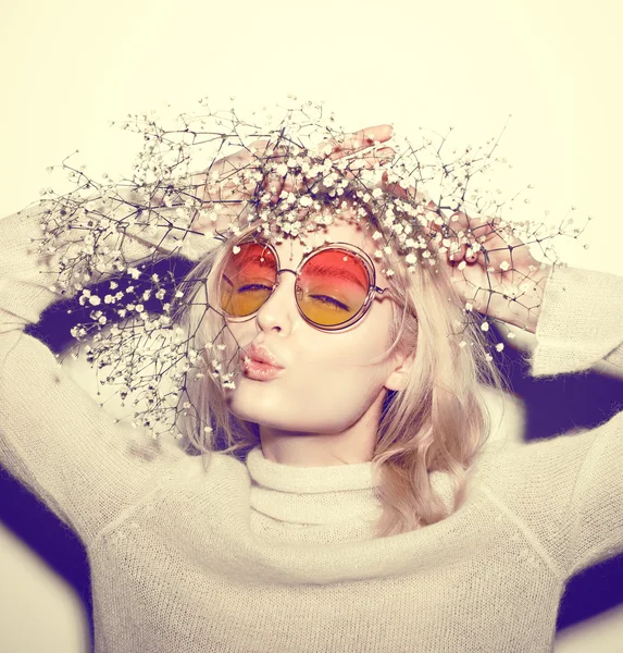 Portrait de femme mode. Lunettes de soleil Hippi cheveux fleurs sur le visage — Photo