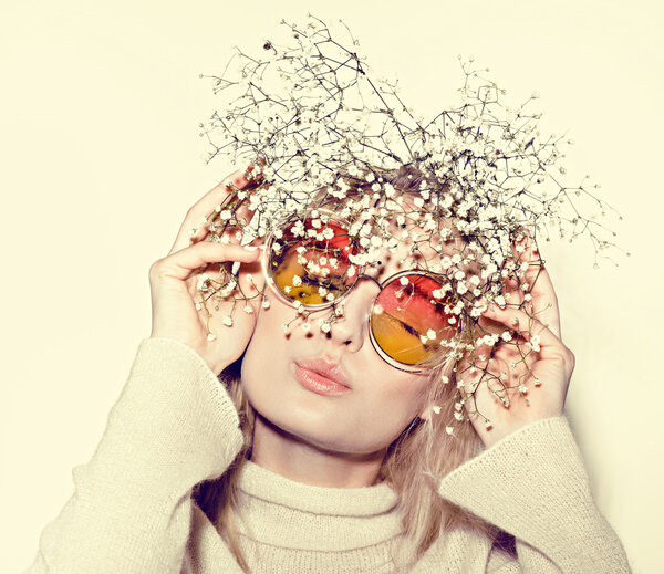 модный женский портрет. Солнечные очки Hippi волосы цветы на лице
