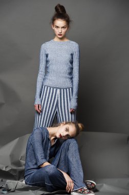 Moda model poz ışık arka plan üzerinde