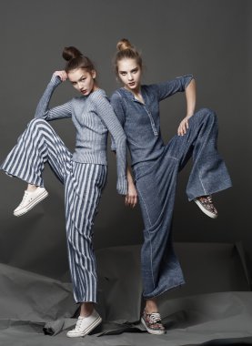 Moda model poz ışık arka plan üzerinde