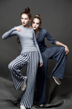 Moda model poz ışık arka plan üzerinde