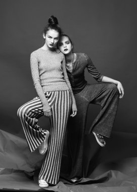 Moda model poz ışık arka plan üzerinde