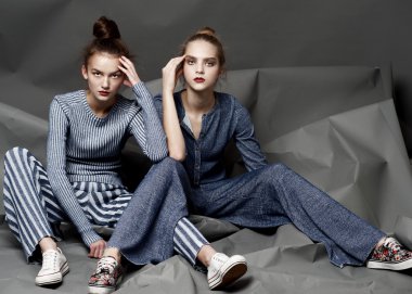 Moda model poz ışık arka plan üzerinde
