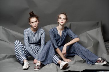 Moda model poz ışık arka plan üzerinde