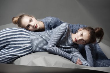 Moda model poz ışık arka plan üzerinde