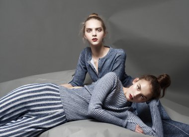 Moda model poz ışık arka plan üzerinde